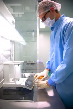 man maakt farmaceutische bereiding