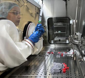 Aseptische bereiding in een GMP-isolator bij Magis Pharma